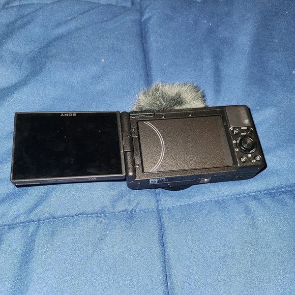 Black Sony ZV1 vlogging camera with mic - Picture 4 of 4